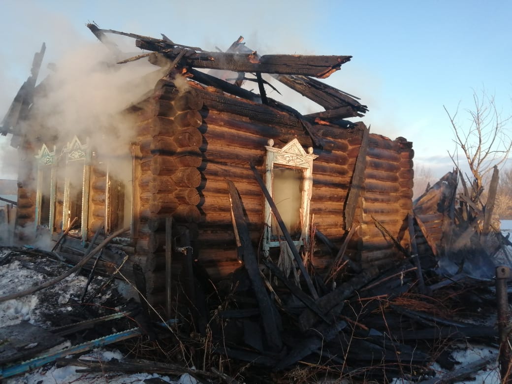 В Татарстане на пожаре погибла женщина в бревенчатом доме